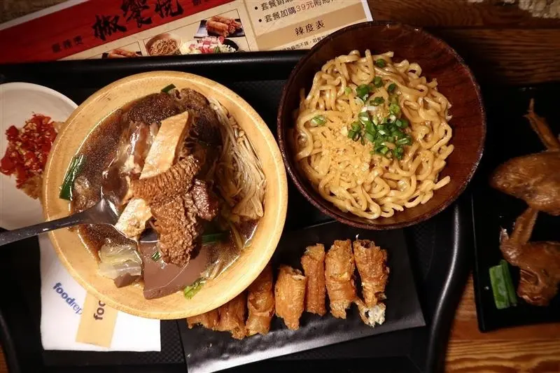 椒饗悅麻辣燙銷魂麵 板橋大遠百美食推薦 蔬果湯頭麻而不辣牛三寶鴨血豐富配料滿鍋~