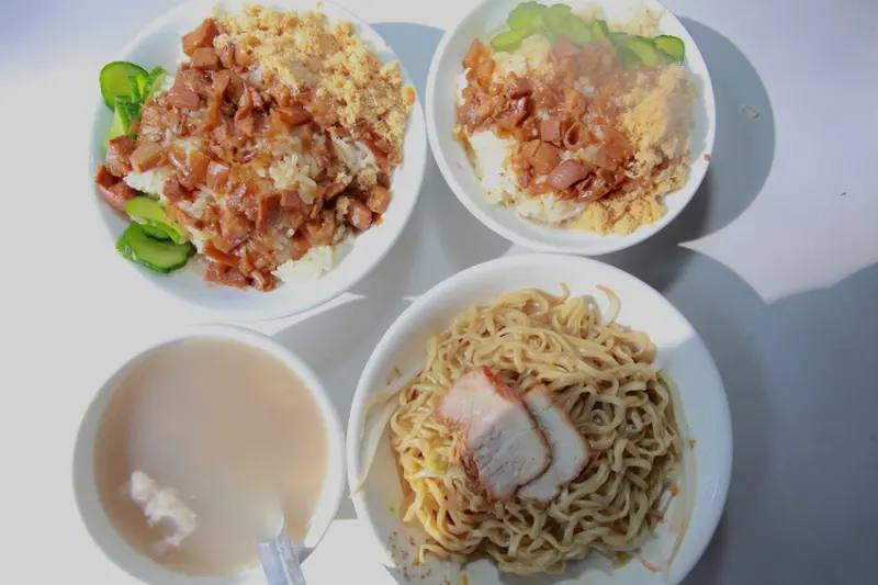 吃。高雄｜鼓山區。高雄知名米糕店，隱藏在菜市場裡面，整體口感中規中矩定價超值 「黃記米糕」。