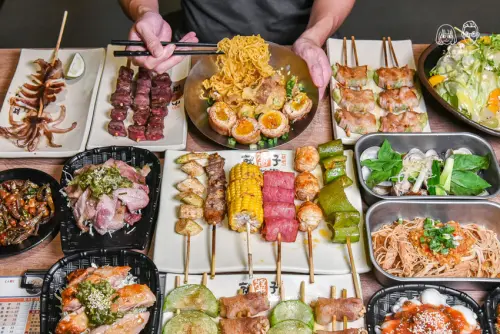 就醬子烤吧東山店-台中北屯區美食-鄰近大坑步道的平價串燒燒烤餐廳，新品鹹蛋炒泡麵超濃郁！ 