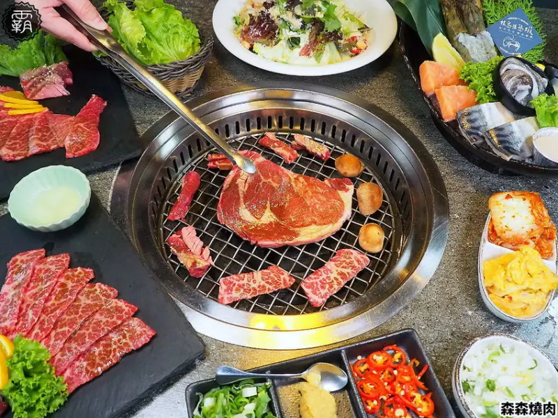 森森燒肉冷藏牛肉軟嫩多汁，公益店獨有碳火烤爐，增添迷人碳香味～