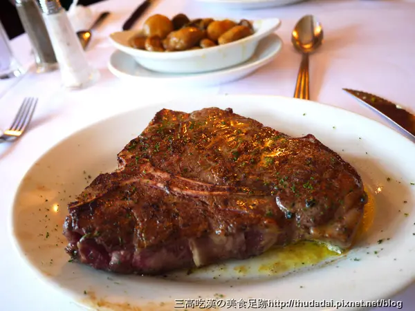 [噴錢食記] Ruths Chris茹絲葵 (丁骨牛排、小菲力佐鮮蝦、紐奧良烹蝦、紐奧良蟹肉糕、香炒蘑菇)