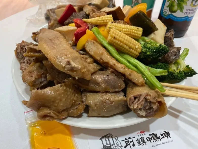| 高雄美食 | 40年的傳統乾式滷味越吃越涮嘴加辣更好吃/前鎮鴨頭吉林店/吉林街美食