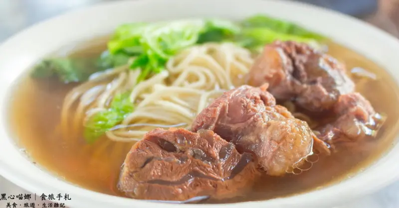 高雄楠梓︱老余牛肉麵館　軟Ｑ飄香牛肉、嫩口滷菜佐味，用餐時間總是一位難求啊！
