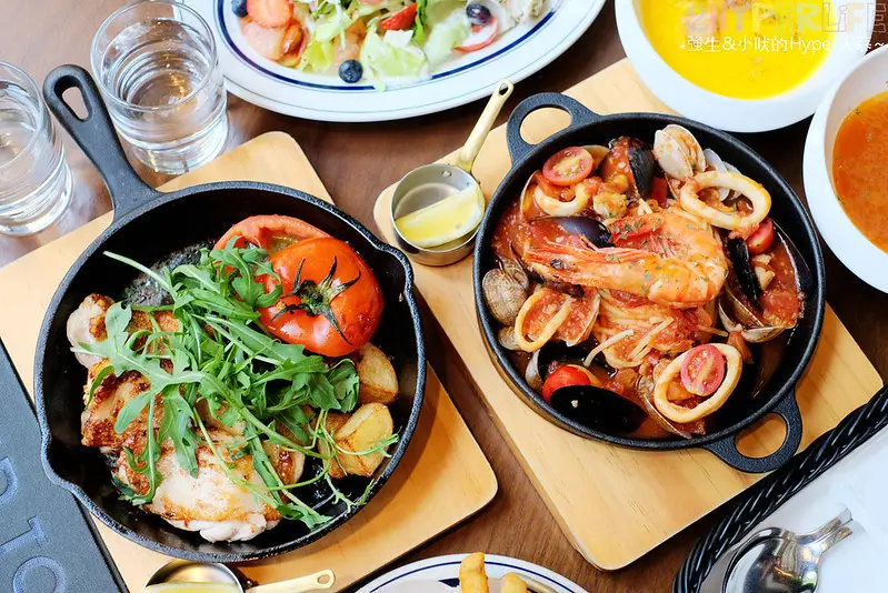 座落在世界最美書店之一的蔦屋書店裡，在WIRED TOKYO市政店用餐還可以一併享受書香～ 