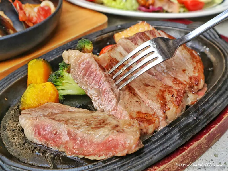 WIRED TOKYO 台中店│隱藏在書店裡的優質餐廳，排餐好吃，環境也很棒，台中約會、聚餐推薦～