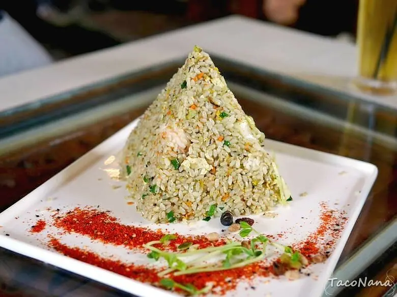 創意茶料理，中式宮廷風 景觀餐廳，坐在包廂內看魚兒悠遊；窗外欣賞101景色，不管是白天或夜晚一樣美麗。