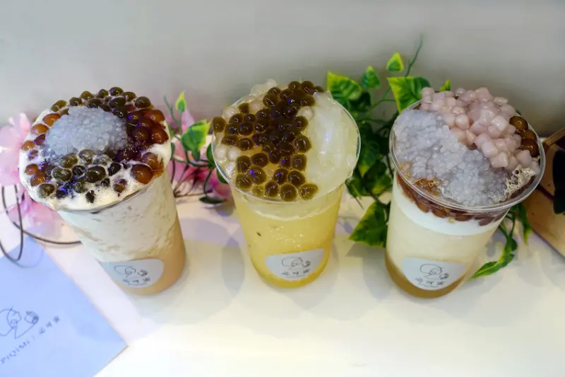 必可蜜PiQiMi好吃茶飲甜點冰品新上市，夏日刨冰系列，茶飲新冰刨任選三種豐富配料還送紅茶，三倍券購買更超值