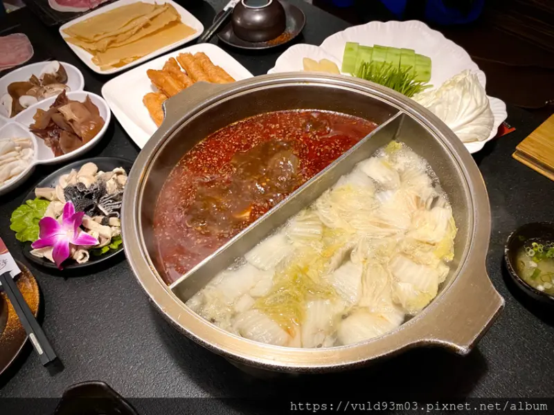 新竹美食。吃 | 老東家重慶麻辣鍋 | 重慶經典麻辣鍋。鴨血凍豆腐超Juicy入味。麻而不燥。辣而不嗆。主打重慶川味
