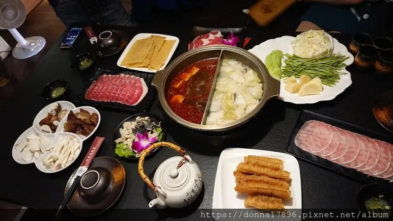 "老東家重慶麻辣鍋"繼承於祖父前總統經國先生御廚之手藝，麻而不辣、溫和的道地重慶風味麻辣鍋。