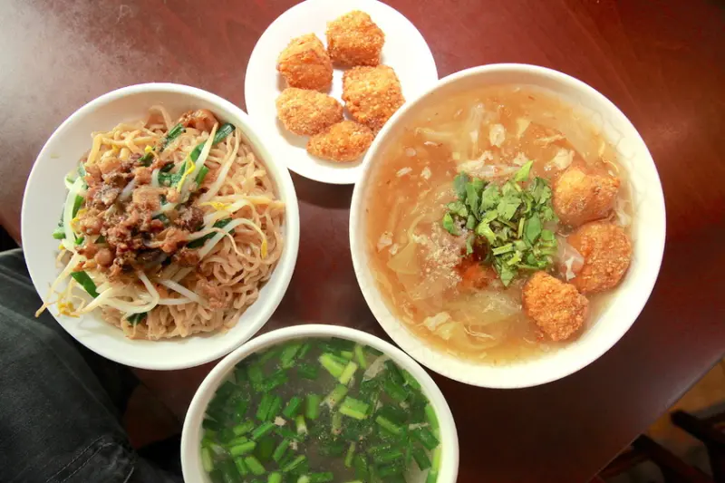 吃。高雄｜楠梓區。楠梓火車站周遭美食，楠梓榮星市場，在地知名土魠魚店，整體口感美味定價合理範圍「海哥土魠魚羹」。