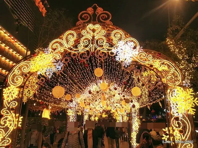 2020台北聖誕街景(四)台北101聖誕街景 ---皇冠光廊、耶誕星光迴廊與Dior光雕藝術耶誕樹，琳瑯滿目美不勝收!