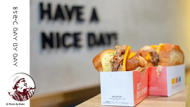 酥軟韓式厚煎吐司與網紅舒芙蕾｜85度C DAY BY DAY台中美村店｜台中美食 - 布雷克的出走旅行視界