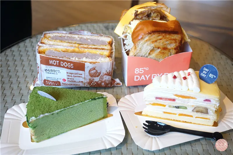 85度C DAY BY DAY。85度C全新品牌，早餐韓式厚煎吐司、芋泥夾心吐司、下午茶舒芙蕾、千層蛋糕，平價又好吃!