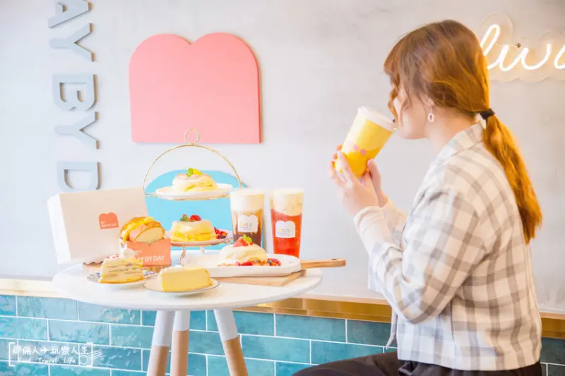 85度C DAY BY DAY｜台中必吃甜點，網美必吃台中美食。IG打卡狂洗版的舒芙蕾、法式千層蛋糕、水果奶奶乳酪飲品、爆牛燒肉蛋、爆豬燒肉蛋大滿足！