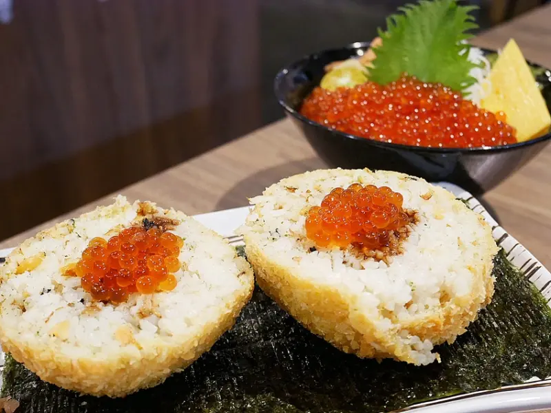 土狗樂市-桃園特色火鍋、日式料理，自取食材像在逛賣場，日式餐點表現出色，活體海鮮現選現煮超新鮮，文內藏著免費吃鮭魚卵丼的小祕密