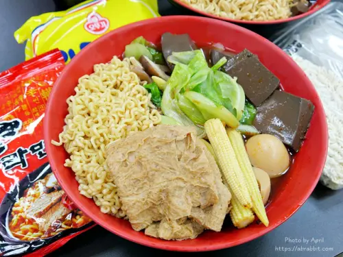 台中西區美食|川霸子麻辣燙(台中精誠店)-食材豐富澎派，湯頭溫順好喝！