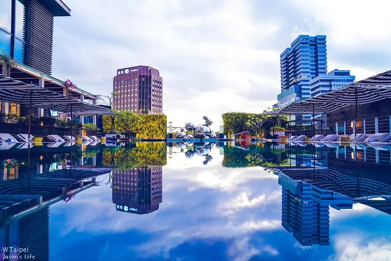 【台北信義│住宿】台北W酒店(W Taipei)。近市政府捷運站，充滿時尚設計的高檔飯店，空中泳池賞夕陽，高空酒吧賞101小酌微醺