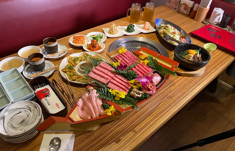 草食族不要看!超華麗大陣仗燒肉套餐就在「燒肉的名門-赤虎」，還有單人也能享用的商業午餐，不到400元CP值破表，平日午餐的小小確幸，可享受大大滿足。