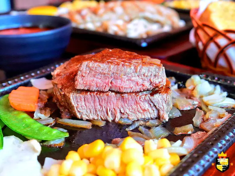 台南平價牛排／堅持原肉不用組合肉／內用飲料濃湯無限暢飲喝到飽／排餐加麵加飯免費／份量實在CP值高／忠實顧客回訪10次吃不膩