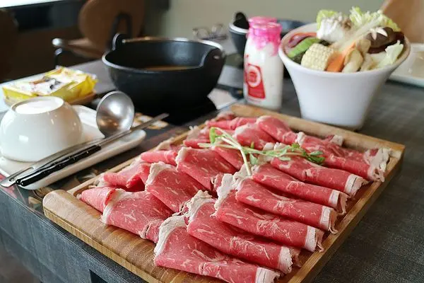 高雄鳳山區=<吃飽>文山特區火鍋最推薦【拾鮮鍋物-文山店】不僅高CP值，用餐環境更是美輪美奐！適合闔家大小一起來用餐，用少少的錢就可以吃到滿滿的肉＊文山特區最美火鍋店=