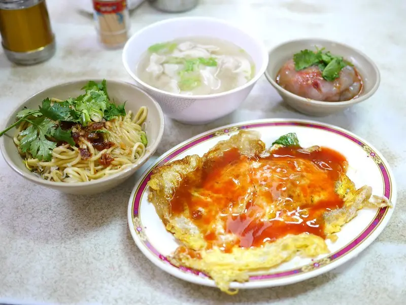 【新竹美食】香香美食-百年老店，城隍廟內新竹傳統小吃，新竹紅槽肉肉圓、蚵仔米粉、蚵仔煎、餛飩湯、新竹貢丸、乾麵、乾米粉、雞絲飯、肉燥飯。(新竹必吃小吃．城隍廟小吃推薦．新竹美食餐廳．新竹城隍廟夜市．新