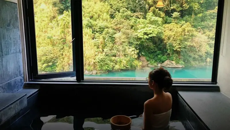[烏來泡湯推薦]烏來馥蘭朵獨立湯屋、景觀大窗戶夢幻綠，來去山上悠哉一下午！