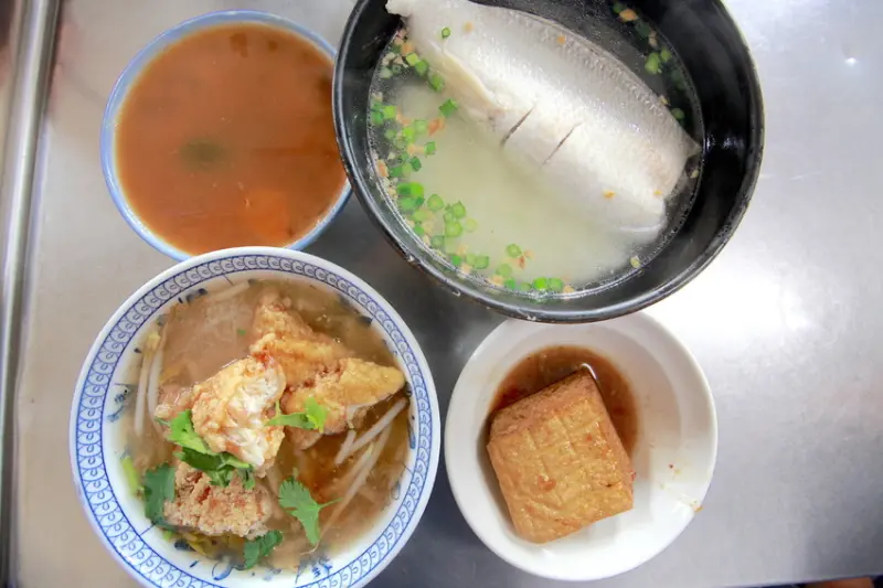 吃。台南|北區。，台南特色小吃美，整體口感美味定價偏超值「開元紅燒土魠魚羹」