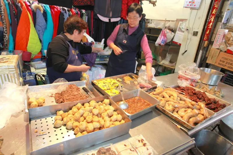 吃。台南|中西區|知名水仙宮美食，儘早前來不然吃不到，台灣古早味點心專賣店，台南市必訪的傳統美食，整體口感令人懷念「韓式古早味油飯」。