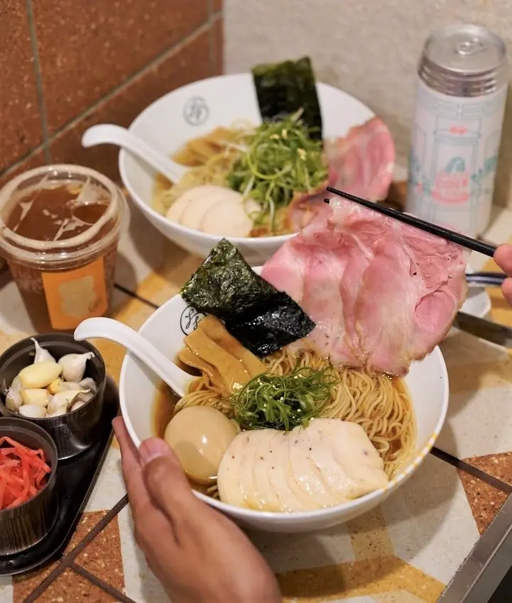 新竹東門市場拉麵推薦『大角拉麵』，來自名古屋拉麵職人所創立的，新穎的霓虹燈文青風裝潢與美味的拉麵，你絕對不能錯過！ - 阿華田的美食日記