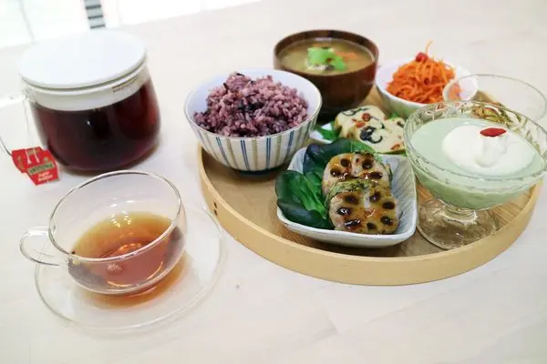 網友推薦高雄特色藥膳餐廳就在【her spa Yakuzen Kitchen和和恬藥膳廚房】，春季藥膳套餐、藥膳茶、藥膳酒，是高雄美食健康漢方藥膳養生餐廳