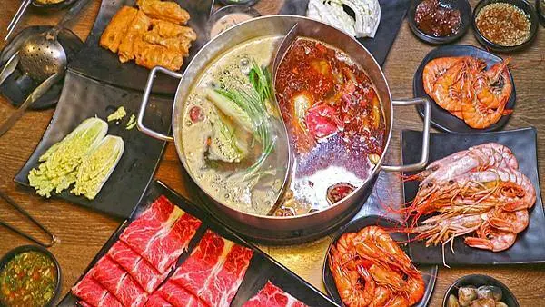 【火鍋吃到飽】黑毛和牛涮起來，菜色多肉品狂的吃到飽標竿-新馬辣經典麻辣鍋
