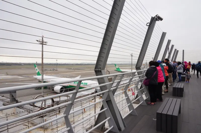 [航空分享] 桃園機場第二航廈戶外觀景台- 全新美食街飛機零距離/ 親子景點