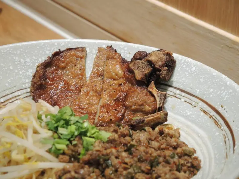 李記排骨麵｜秘醬超厚現煎排骨麵！保留50年代的傳統家常料理！新北三重美食推薦、新北三重小吃推薦