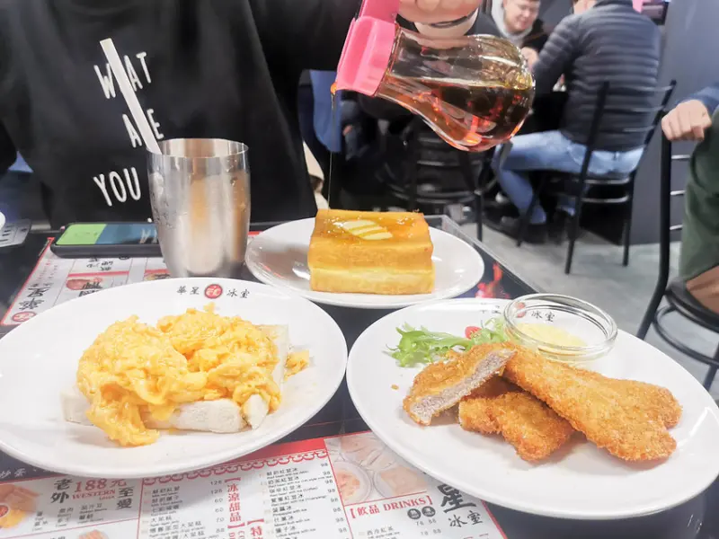 (忠孝敦化站)台北茶餐廳-香港人氣茶餐廳,港星陳奕迅愛店華星冰室來台北東區開分店了,必點炒蛋多士跟奶茶,東區茶餐廳