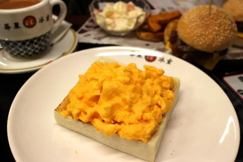 【東區美食】香港明星食堂-必吃的茶餐廳終於來台灣了/香港明星茶餐廳強勢登台/至尊嫩滑炒蛋多士-華星冰室 台北