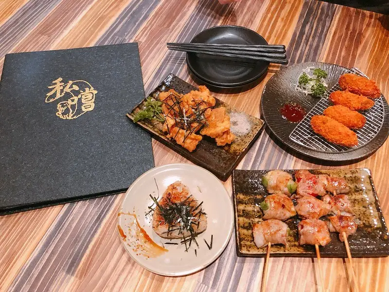 【新竹竹北美食】私嚐居酒屋竹北店，光明一路上新開幕的寵物餐廳與深夜食堂，絲瓜豬花肉串燒好吃！竹北深夜美食居酒屋推薦．日式料理．串燒燒烤．酥炸廣島牡蠣．鮭魚飯糰。
