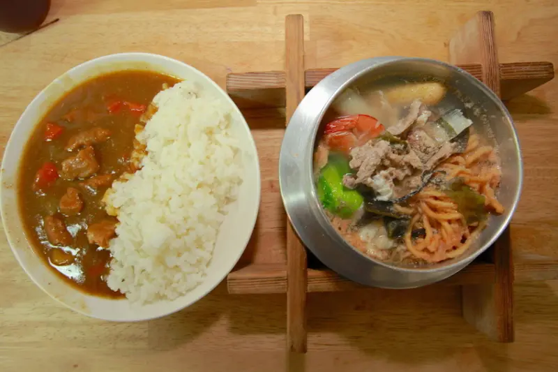 吃。高雄|岡山區。用餐時間客人滿滿，整體口感偏甜滋味定價合理，值得樂天小高推薦給您品嚐「薛媽媽鍋燒意麵」。