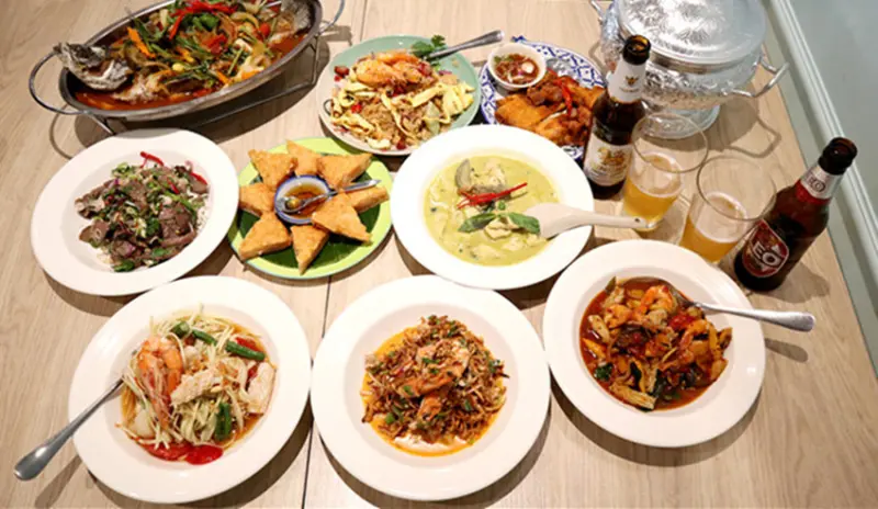 「內湖泰式料理」【P. Ming泰式廚坊】以坊間較少吃到的泰北菜料理為主，燈光美氣氛佳，料理好吃，價位平實，份量多，CP值高，還提供泰北少數民族服飾，可以穿著拍照打卡喔！