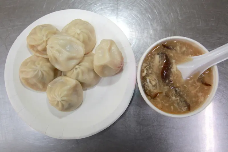 吃。高雄｜楠梓區。楠梓火車站周遭美食，大探索節目及食尚玩家採訪過，整體口感美味定價合理範圍「港都金口福小籠湯包專賣店」。