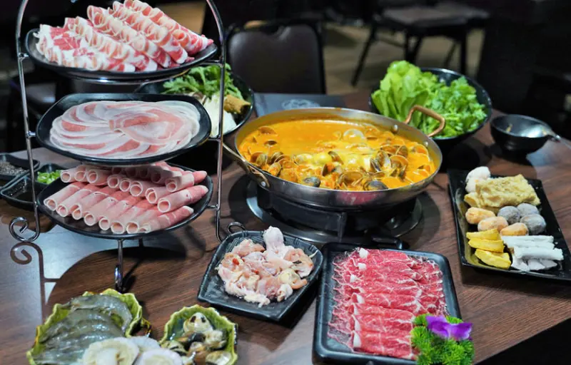 吃到飽488元免服務費，大肉盤、海鮮、火鍋料、季節時蔬都可無限暢飲，升級188元肉片再升級！高雄火鍋推薦拾貝鍋物 - 跟著尼力吃喝玩樂＆親子生活