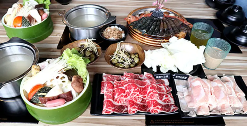 「板橋府中火鍋」【蜆王頂級鍋物】特別推出「花蓮立川黃金蜆」鍋底的健康養生涮涮鍋，開幕期間平日有85折，假日9折優惠！ 