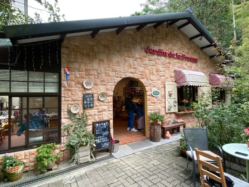 【桃園大溪-Emmie的南法玫瑰園】好拍照的歐風花園咖啡廳.早午餐.下午茶.寵物友善餐廳.