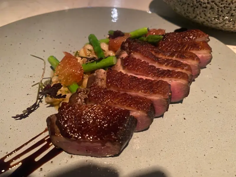 【VG The Seafood Bar冠軍鴨胸 招牌鑄鐵飯超美味】信義安和美食台北海鮮餐酒館 可愛調酒少女新爆發 每周三近距離魔術表演