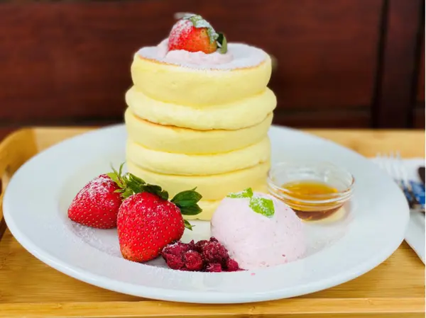 【台北美食￭信義區】ROSE HOUSE Café￭古典玫瑰園集團 x 特厚三層舒芙蕾，人氣必點絕不雷！蓬鬆綿密好滋味，休閒午茶這一味 ║ 台北美食推薦、信義區美食、遠百信義美食