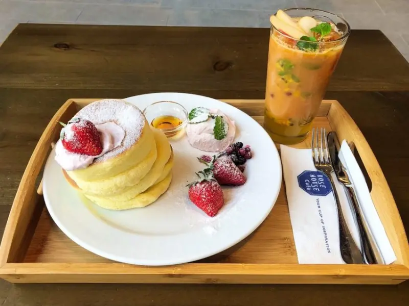 【慧。愛笑的吃貨】ROSE HOUSE CAFE.北海道草莓舒芙蕾.遠百信義A13