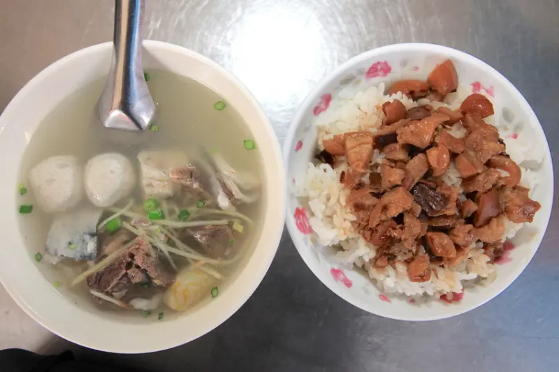吃。台南|北區| 鴨母寮市場周遭美食，飄香超過50年，獨特招牌綜合湯，很低調傳統美食，整體口感美味值得推薦「古早味魚丸湯」。