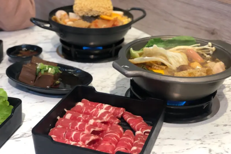 ［桃園美食］兩披索靚鍋-楊梅旗艦店｜百元平價小火鍋，肉品還可升級霜降牛、板腱牛，多種鍋物讓你選（骰子牛燒烤鍋、韓式部隊鍋、麻油雞鍋、南洋叻沙鍋等），周邊美食還有豬油拌飯～