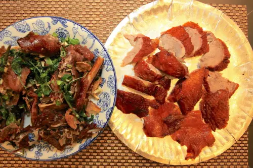 吃。高雄｜楠梓區。楠梓火車站周遭美食，當地知名烤鴨店，罕見早上就開始營業，整體口感美味定價合理「佳香脆皮烤鴨」。