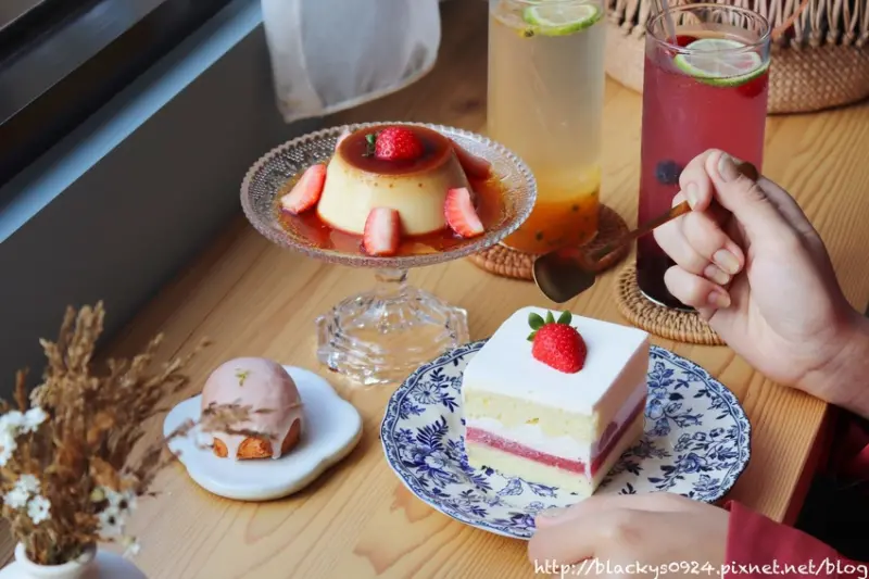 [台中 北區] 中國醫藥大學附近的文青甜點『Puri Puri』，夢幻草莓系甜點，試營運期間每週只營業三天