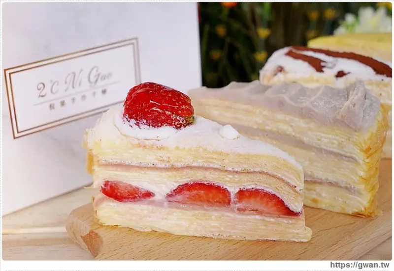 台中超人氣千層蛋糕逢甲新開幕！外帶組合每片只要100元，草莓千層每天限量三小時就完售~